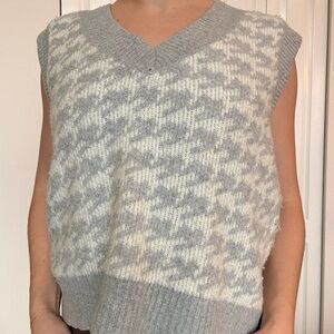 Abercrombie & Fitch Oversized Gray and White Houndstooth Sweater Vest